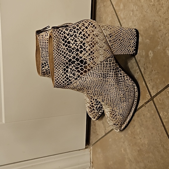 Diba True Snakeskin Booties Size 7.5 - Picture 3 of 4